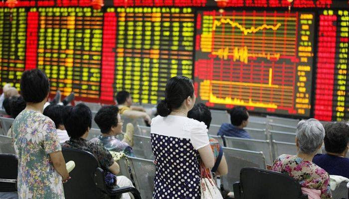 Китайские биржи открылись обвалом на восемь процентов