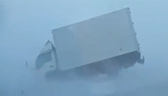 Նորիլսկում ուժգին ձյունամրրիկը քշում-տանում է անգամ բեռնատարները
