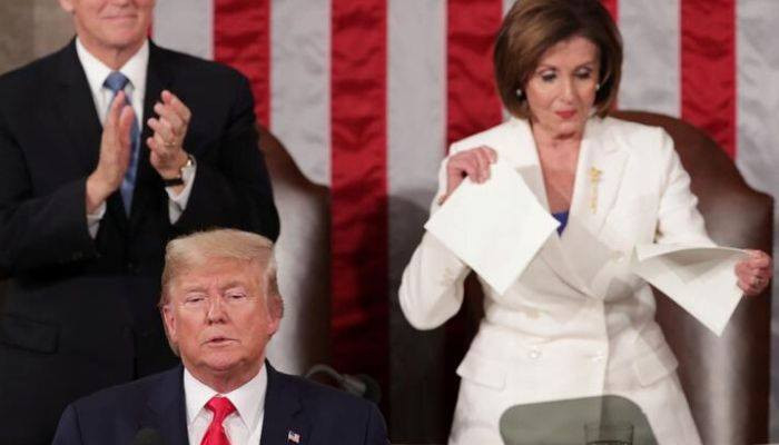 Nancy Pelosi, elini sıkmayan Trump'ın konuşma metnini yırttı