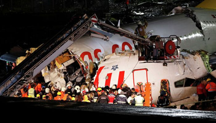 Один человек погиб и 157 ранены при жесткой посадке самолета в Турции