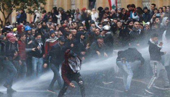 Полиция применила водометы против демонстрантов в центре Бейрута