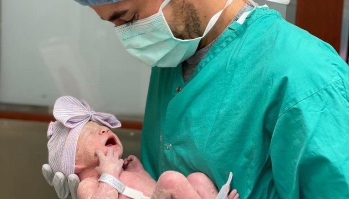 У вас девочка! Энрике Иглесиас и Анна Курникова выложили в соцсети фото с новорожденной дочкой