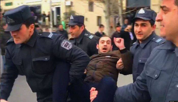 Полиция задержала лидеров оппозиции перед акцией в Баку. Их увезли в другие города