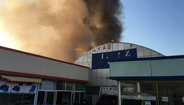 В Баку произошел крупный пожар в ТЦ