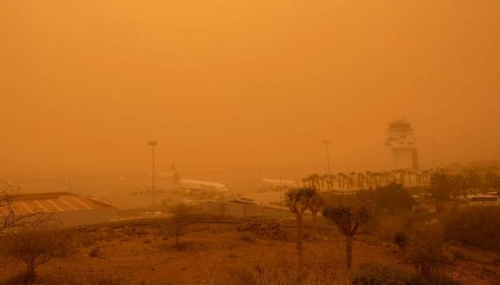 Massive sandstorm strands travelers in Canary Islands