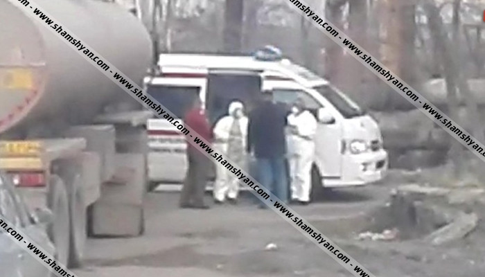 Երևանում շտապօգնության աշխատակիցներն իրանական համարանիշերով բեռնատարից իջեցնում են վարորդին և տեղափոխում հիվանդանոց