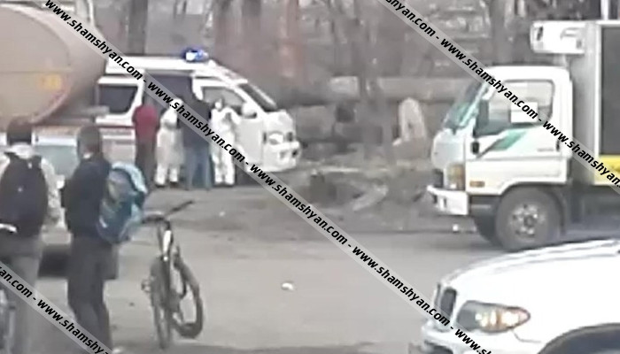 Երևանում շտապօգնության աշխատակիցներն իրանական համարանիշերով բեռնատարից իջեցնում են վարորդին և տեղափոխում հիվանդանոց