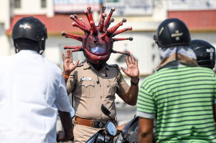 Հնդկաստանում կարանտինը խախտողներին փողոցում կանգնեցնում են ոստիկան-կորոնավիրուսները