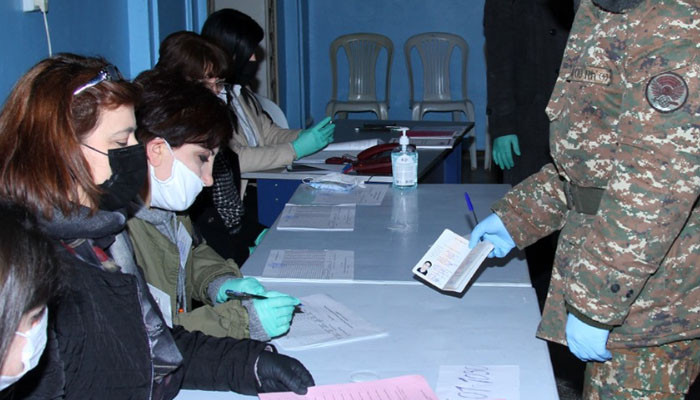 МО Арцаха: Перед посещением избирательных участков военнослужащим раздаются защитные маски, перчатки