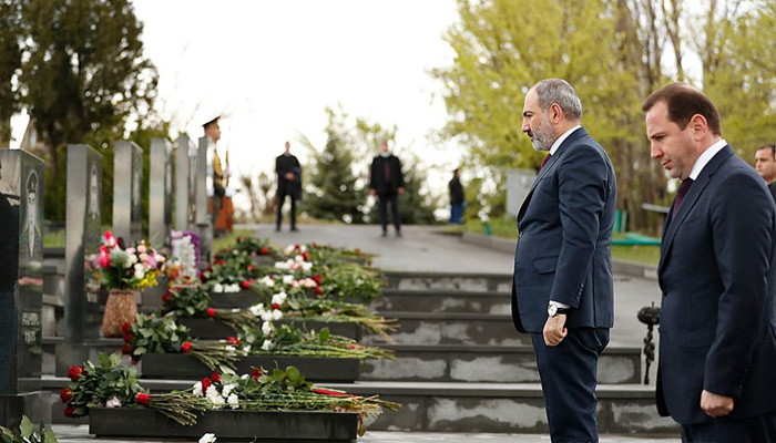 Премьер-министр Армении почтил память героев Апрельской войны
