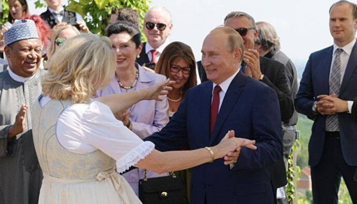 Dancing with Putin at the wedding of former Austrian foreign Minister accused her husband of violence