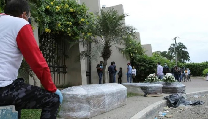 Полиция Эквадора вынесла тела 800 умерших из домов в центре вспышки коронавируса