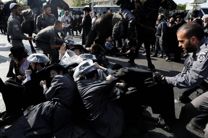 Евреи-ортодоксы вышли протестовать против карантина и подрались с полицией