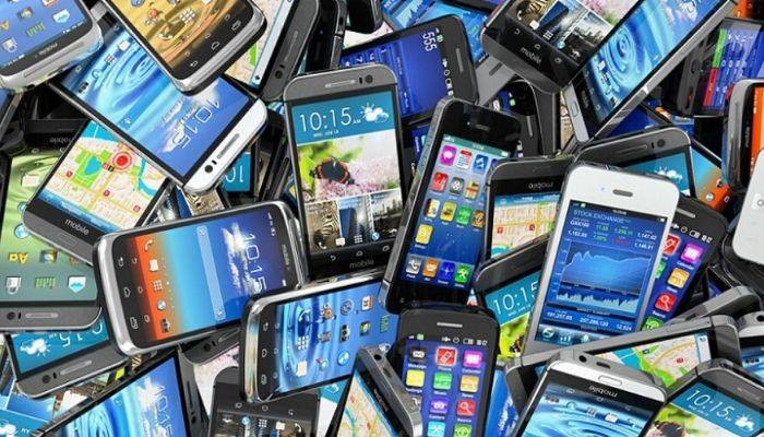 Мировые поставки смартфонов рухнули почти на 12%