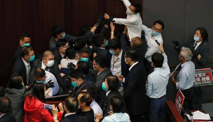 В законодательном совете Гонконга произошла стычка между депутатами