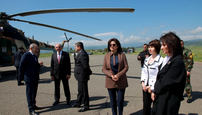 Artsakh’s President meets Nikol Pashinyan and his wife at Stepanakert airport