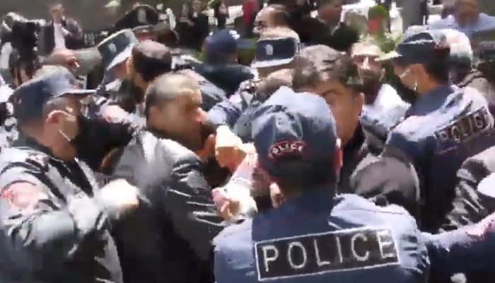 Полиция подвергла приводу участников акции перед ЦБ Армении