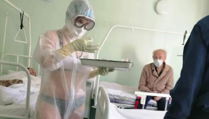 Пришедшую на работу российскую медсестру в прозрачном костюме и бикини наказали