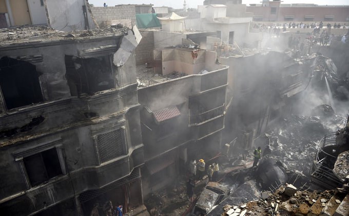 Pakistan'da yolcu uçağı evlerin üzerine düştü