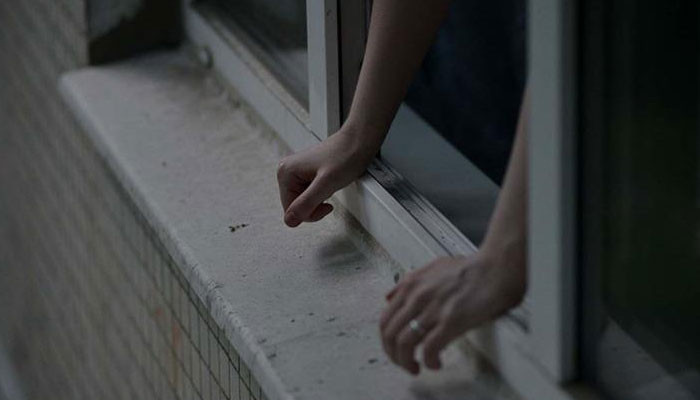 В Ереване 14-летняя девочка грозилась броситься вниз из окна