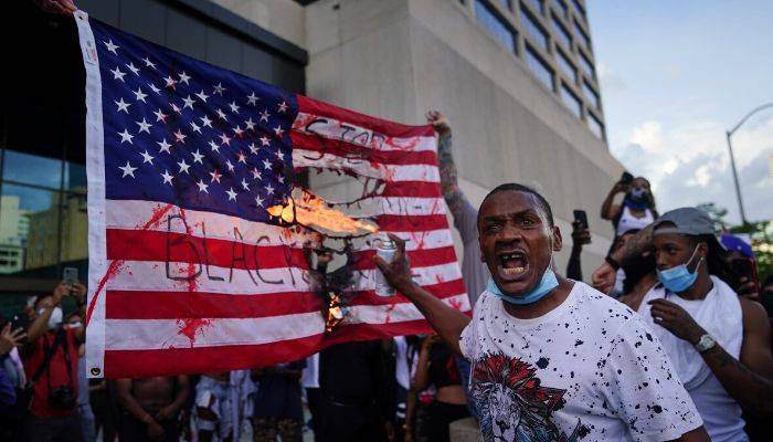 В США генпрокурор заявил о влиянии радикальных групп на протесты