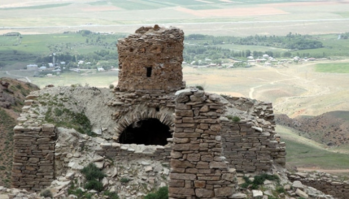 Գանձախույզները շարունակում են քանդել Վանի հայկական «Սուրբ կույսեր» վանական համալիրի ավերակները