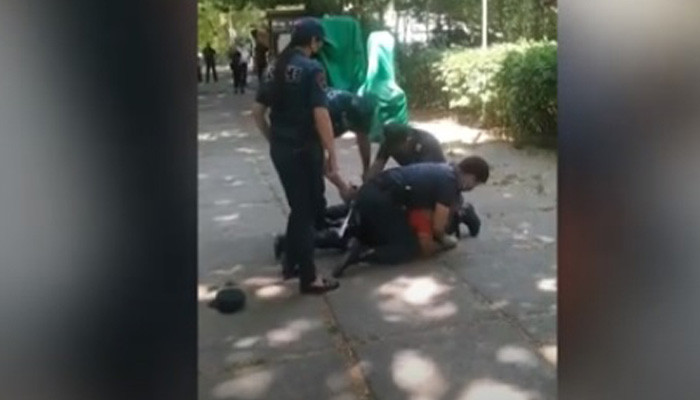 «Խեղդվեցի, թողե՛ք»․ ոստիկանները բռնություն են գործադրում դիմակ չունեցող քաղաքացու նկատմամբ
