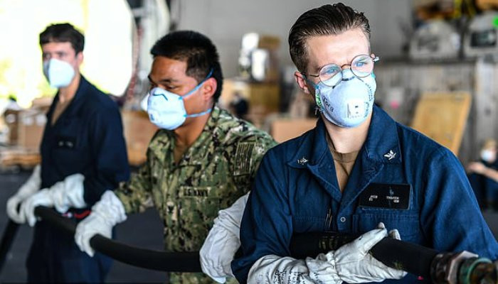 Коронавирус на авианосце натолкнул специалистов на выводы, связанные с масками