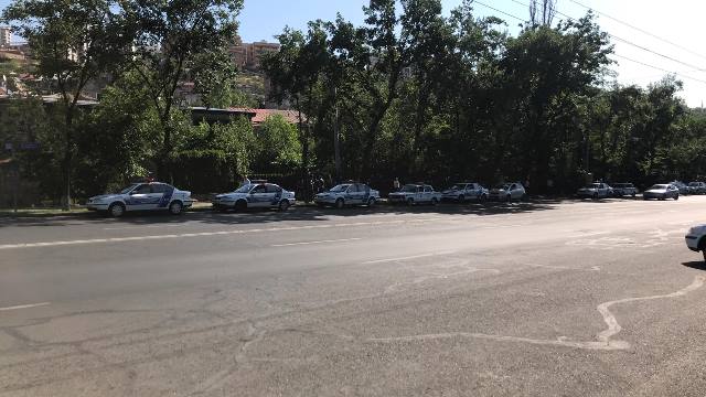 Ոստիկանական ուժեր, ջրցան մեքենաներ` Ազգային ժողովի առջև