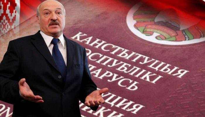 Лукашенко заявил, что если конституцию загрузить на женщину, она рухнет, бедолага