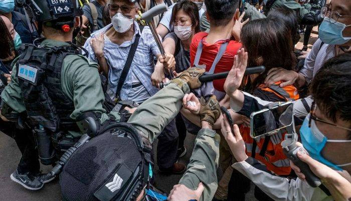 В Гонконге протестующих разогнали водометами