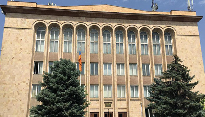 Инцидент у здания КС Армении: Полицейские не позволили судье войти в здание