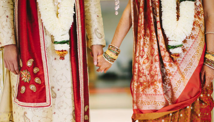 В Индии жених на свадьбе заразил коронавирусом более ста человек и умер
