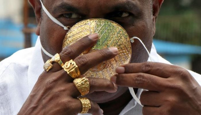 Золотую маску от COVID-19 весом в 2,5 кг носит бизнесмен из Индии