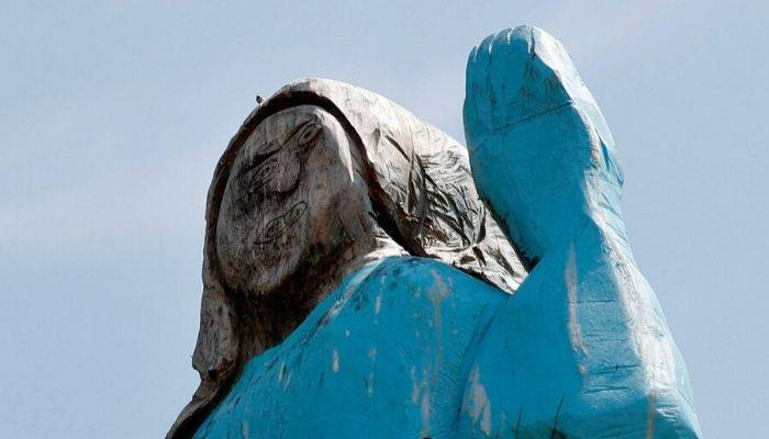 В Словении неизвестные подожгли деревянную статую жены Трампа