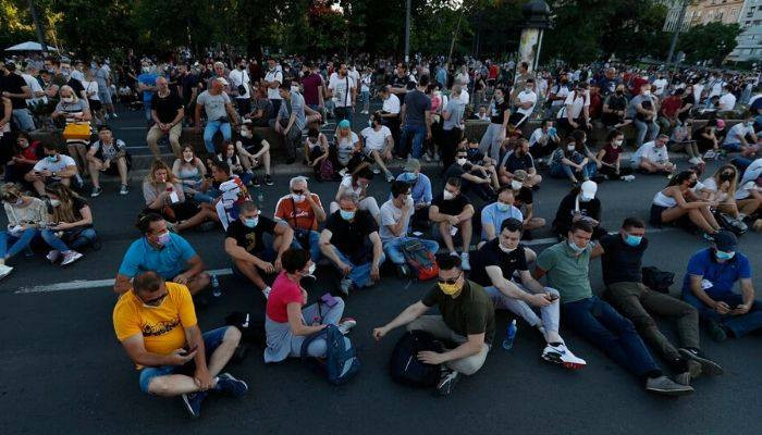 В Белграде противники Вучича устроили сидячую демонстрацию