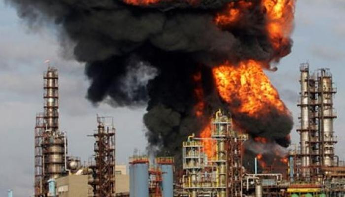 В Иране горит нефтеперерабатывающий завод