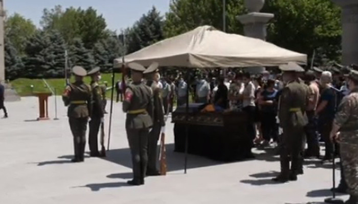 Նիկոլ Փաշինյանը մասնակցում է զոհված զինծառայող Գարուշ Համբարձումյանի հուղարկավորության արարողությանը