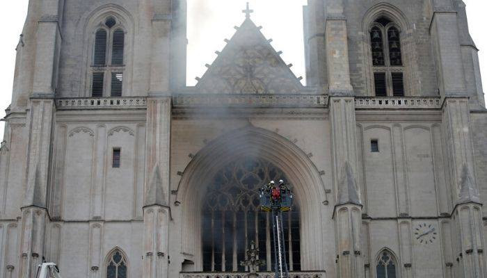 Появилось видео пожара в соборе Святых Петра и Павла во Франции