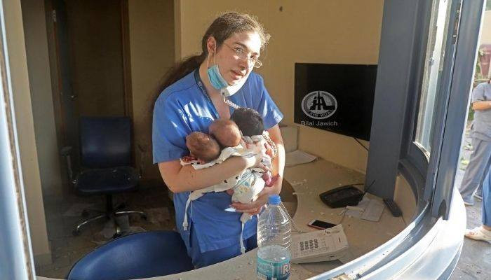 Պայթյունի ժամանակ ծննդատան բուժքույրն օրորում է նորածիններին և օգնություն կանչում