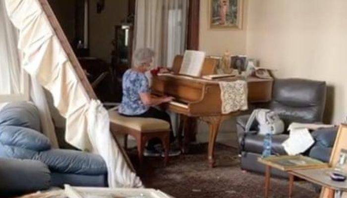 Woman plays Auld Lang Syne on piano amid debris of Beirut explosion