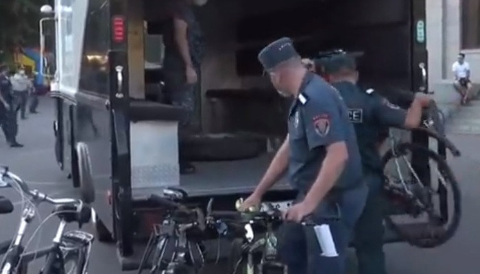Ոստիկանությունը հեծանիվներով հանդերձ բերման է ենթարկում Ամուլսարի պաշտպանության երթի մասնակիցներին. ՈՒՂԻՂ ՄԻԱՑՈՒՄ