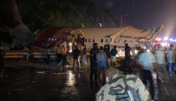 В Индии самолет развалился на части после неудачной посадки