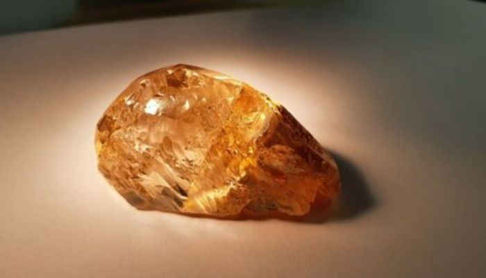 "Алроса" добыла крупнейший в истории России цветной алмаз
