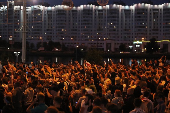 Второй вечер протестов в Минске. Фоторепортаж