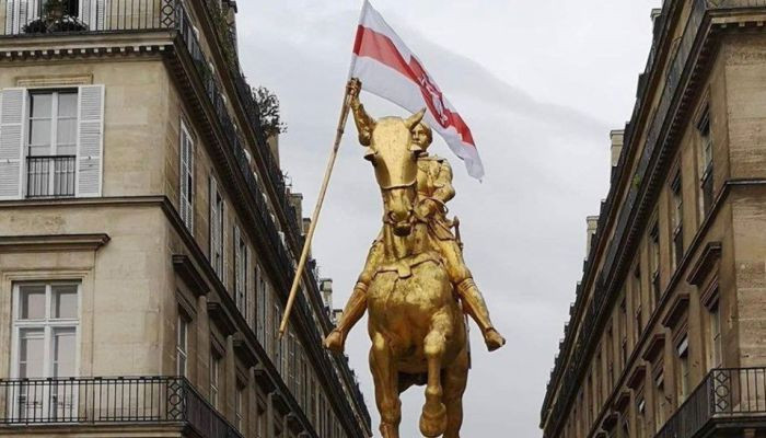 Белорусский флаг пришили к парижскому памятнику Жанны Д’Арк