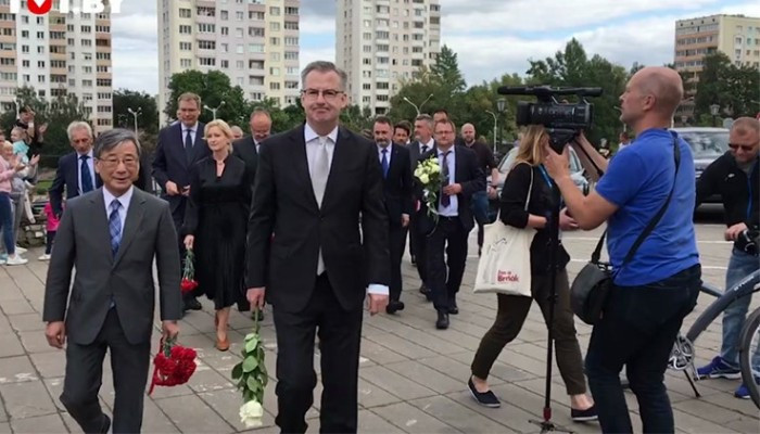 "Пришли выразить солидарность с жертвами насилия". Послы стран ЕС возложили цветы на месте гибели протестующего в Минске