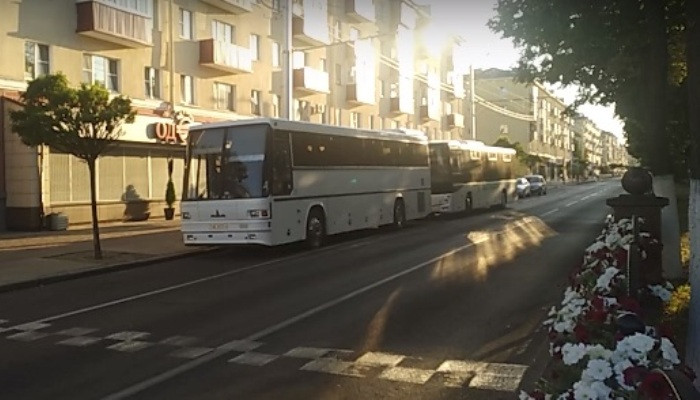 Ответный митинг. В Белоруссии публикуют видео с вереницами автобусов, следующих в Минск