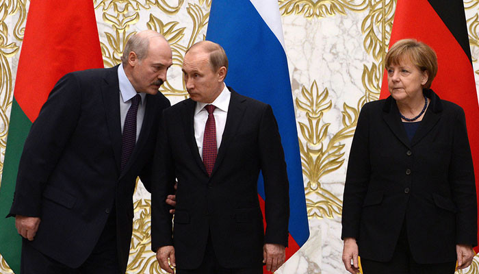 Лукашенко попросил Путина призвать Меркель не вмешиваться в дела Белоруссии