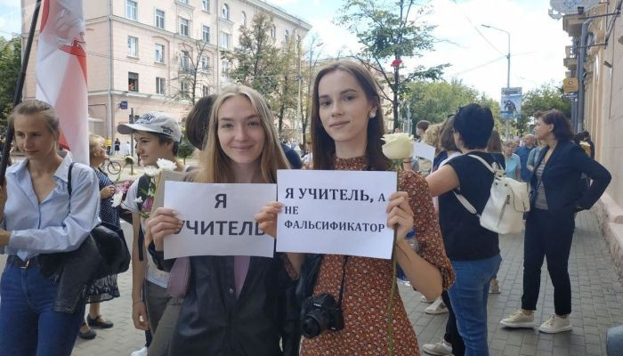 Лукашенко дал приказ увольнять учителей-оппозиционеров